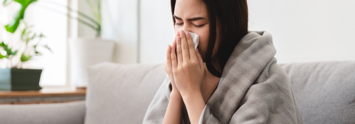 Una persona que desconoce si tiene resfriado o gripe