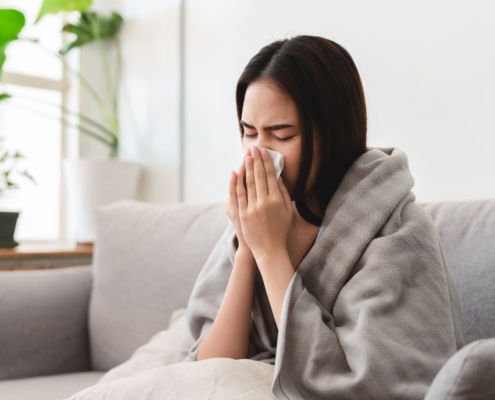 Una persona que desconoce si tiene resfriado o gripe