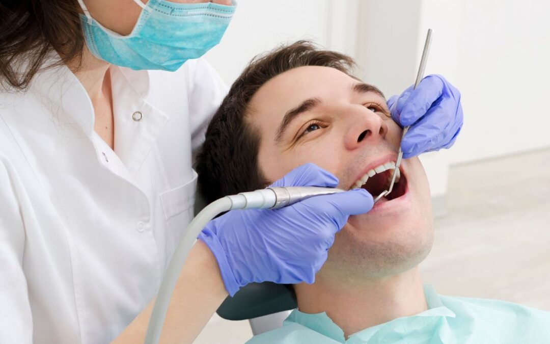 ¿Por qué es importante realizar una limpieza dental profesional al menos una vez al año?