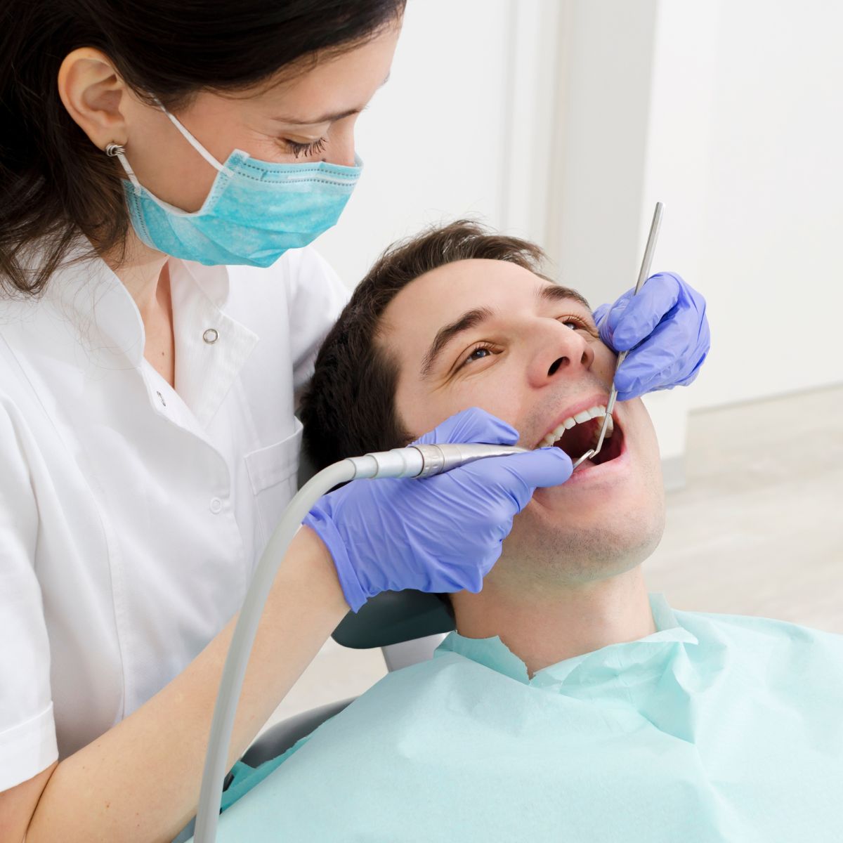 dentista haciendo limpieza dental dentista haciendo limpieza dental